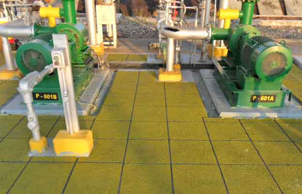 Plataforma de bombas P-601A y P-601B con piso antideslizante instalado