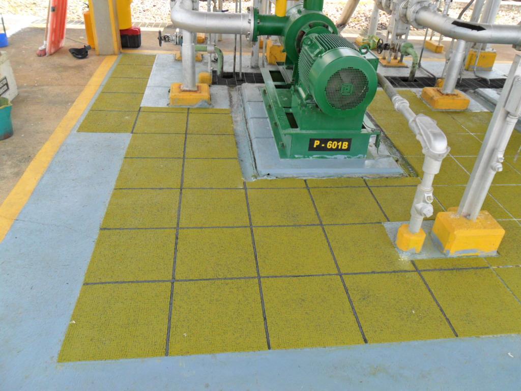 Detalle de la instalación de piso antideslizante en la plataforma de bombas