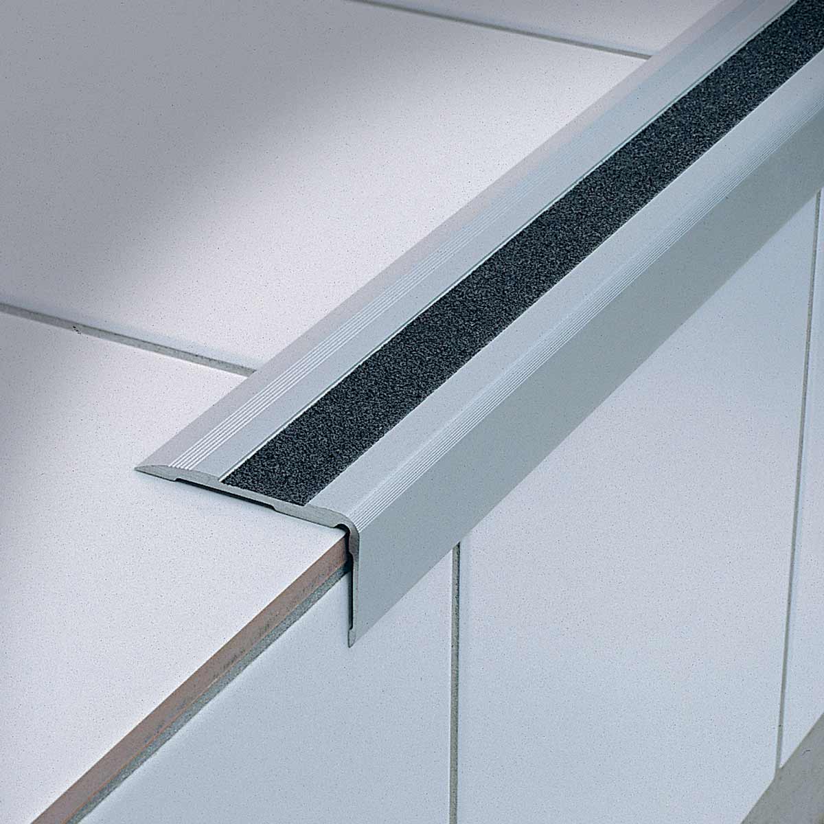 Perfil antideslizante de aluminio con inserto de grano para borde de escalón